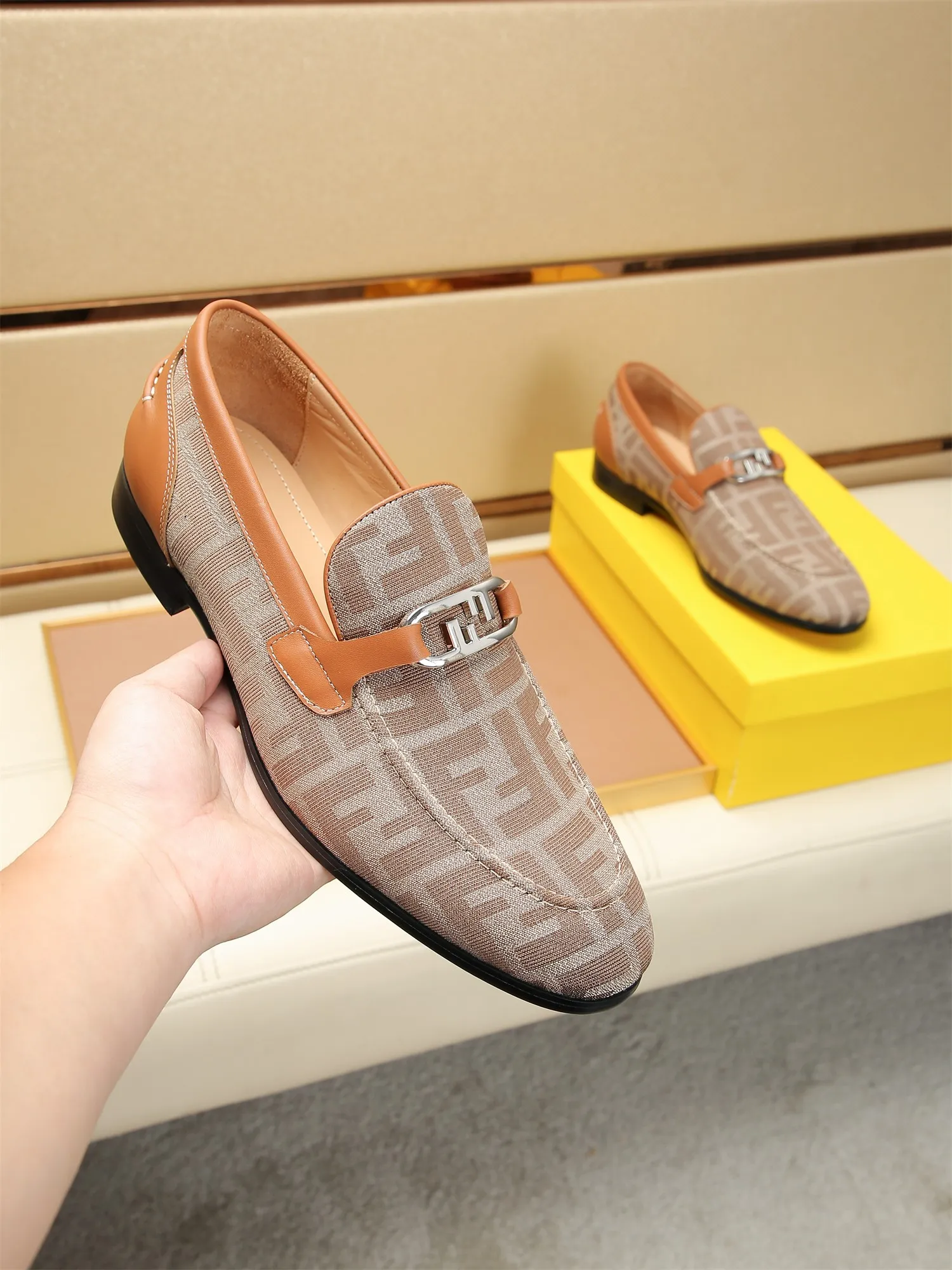 Men's shoes💰460 🕷🕷【FENDI】The latest men's formal leather shoes🇨🇳Classic series not to be missed💯The first layer is made of imported first-layer cowhide☘Original quality, the leather is smooth and delicate🎋Awesome version, perfect streamlined outline🍇Cowhide lining, size 38-44 (customized at 45.46)...